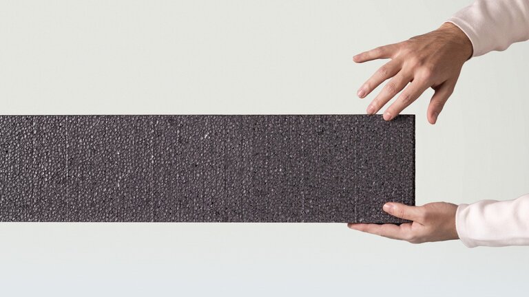 dunkle Dämmstoffplatte,e mit pandiertes Polystyrol (EPS) und Graphitzusatz handelt.